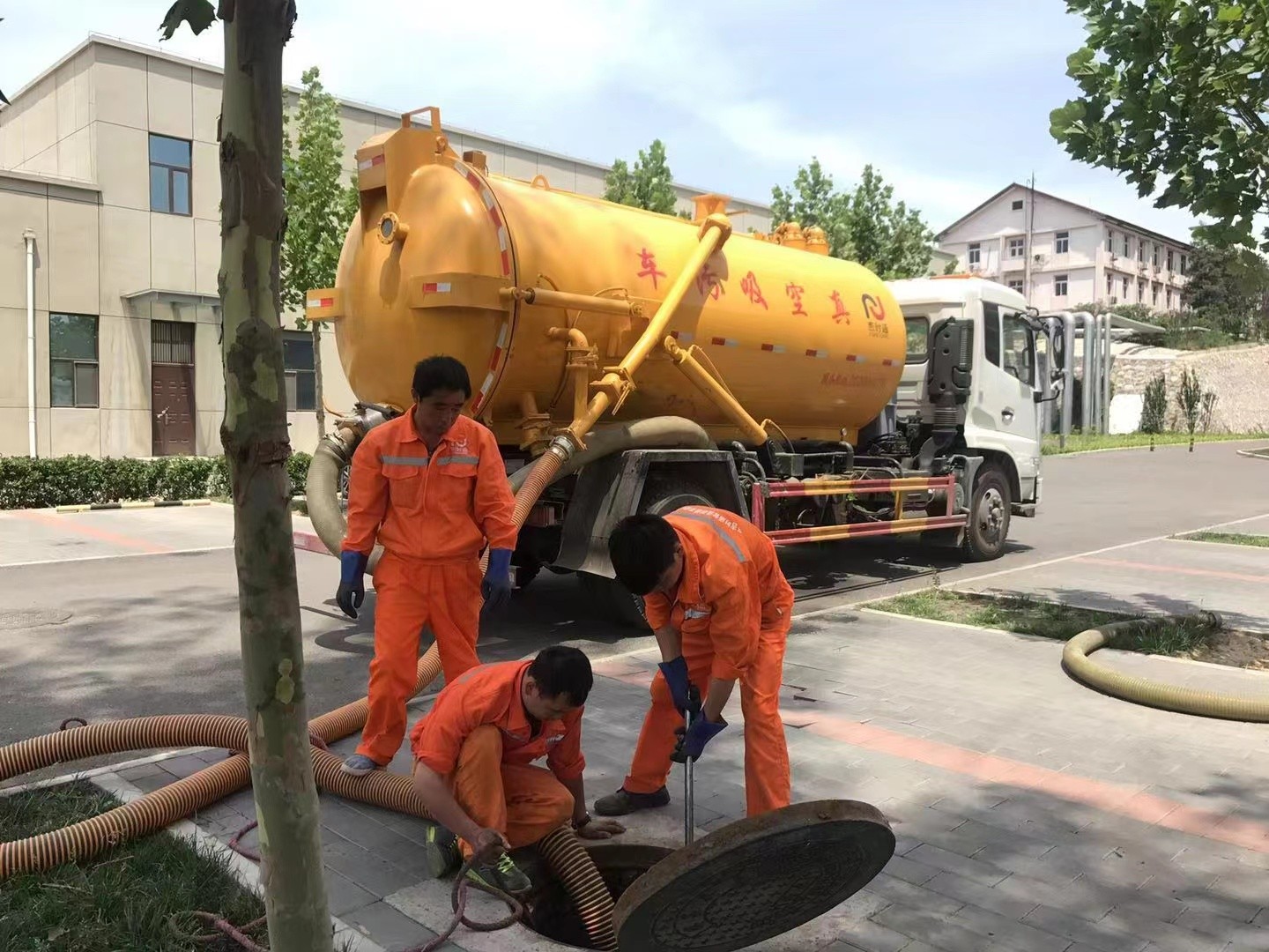 绵阳化粪池清理与5-8吨吸粪车施工效率分析